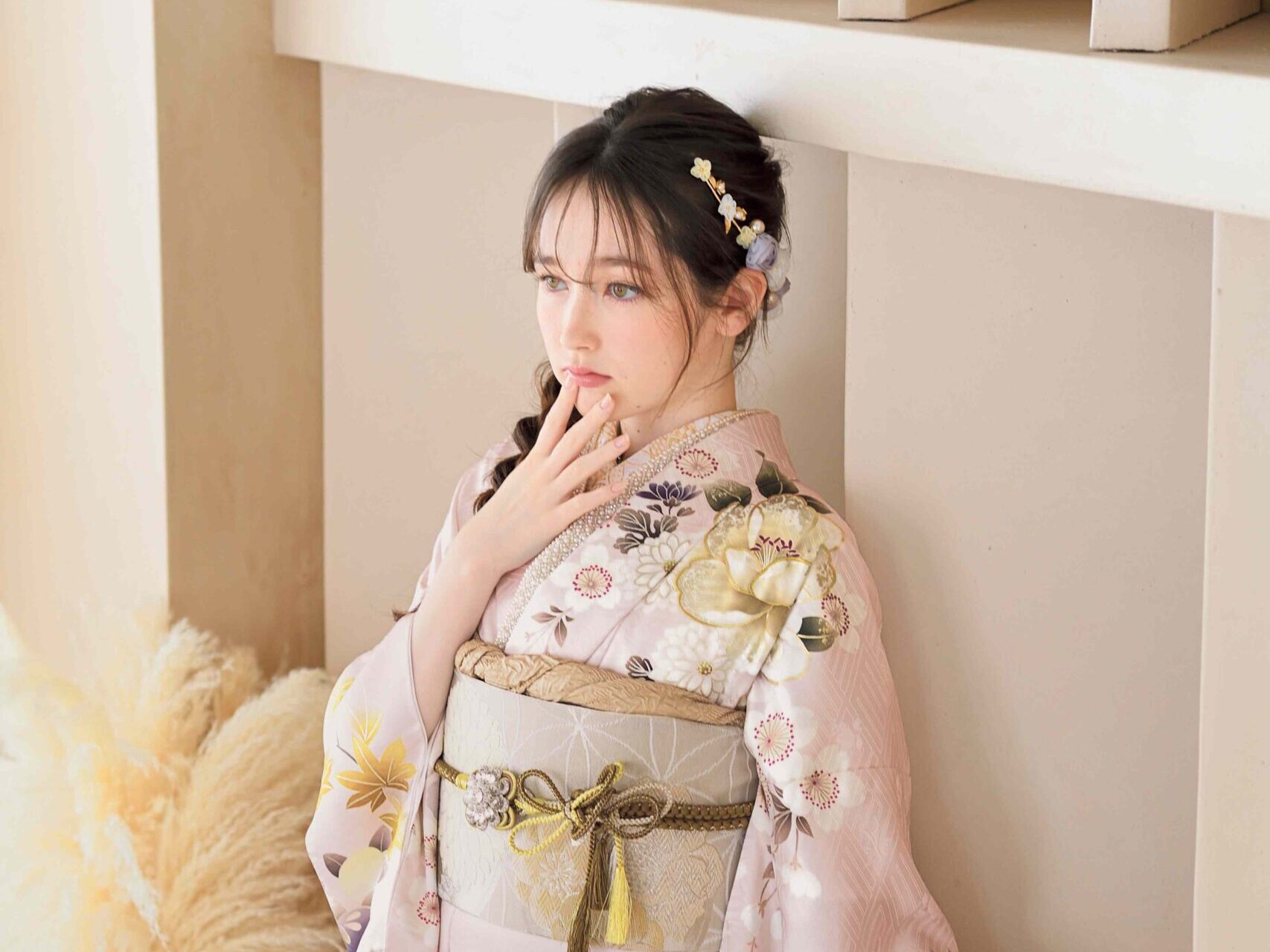 kusumi-pink-furisode-girl.jpg