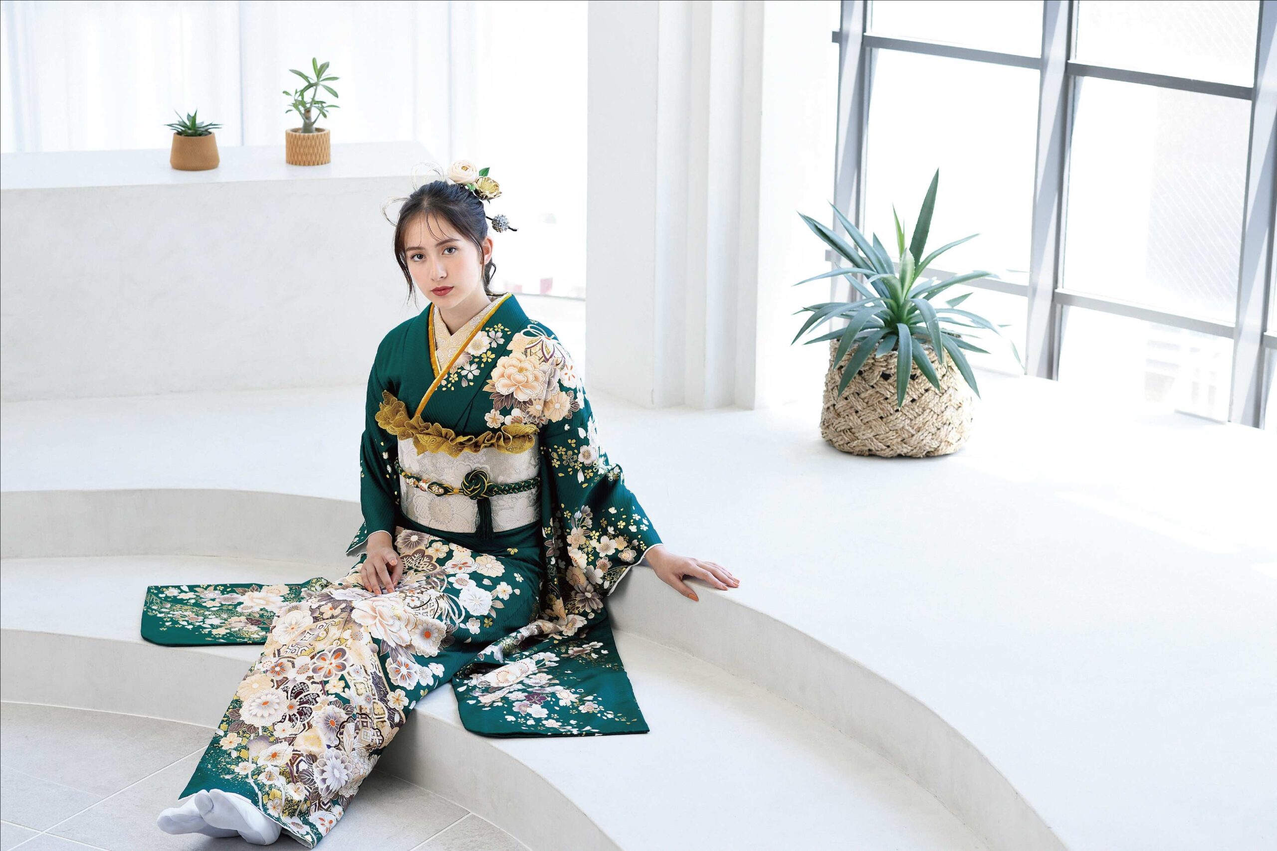 green-furisode-kimono-girl.jpg