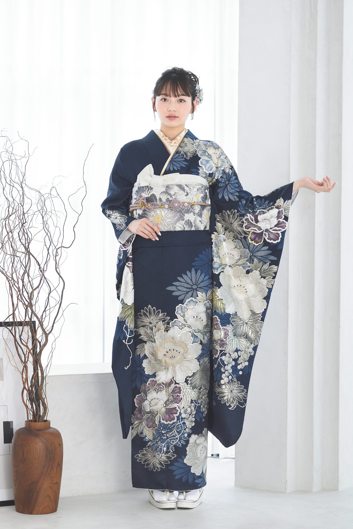 金彩の牡丹が大人っぽいネイビー | 京都・大阪で振袖・前撮りのこと 