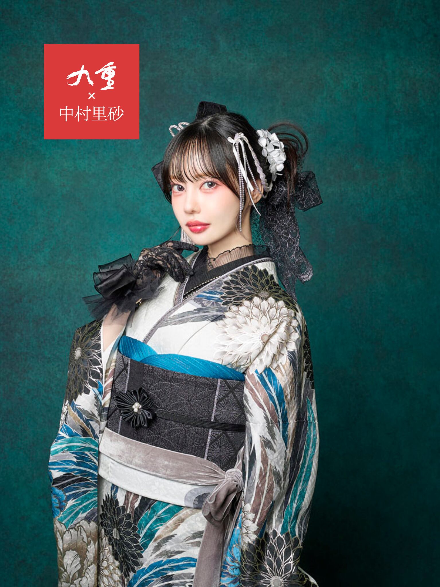 中村里砂 白地に銀と青の彩り菊と牡丹が映える洗練美の振袖の画像 2枚目