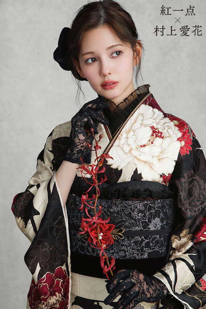 村上愛花 モノトーンに赤白の大胆牡丹が個性的の振袖の画像 2枚目