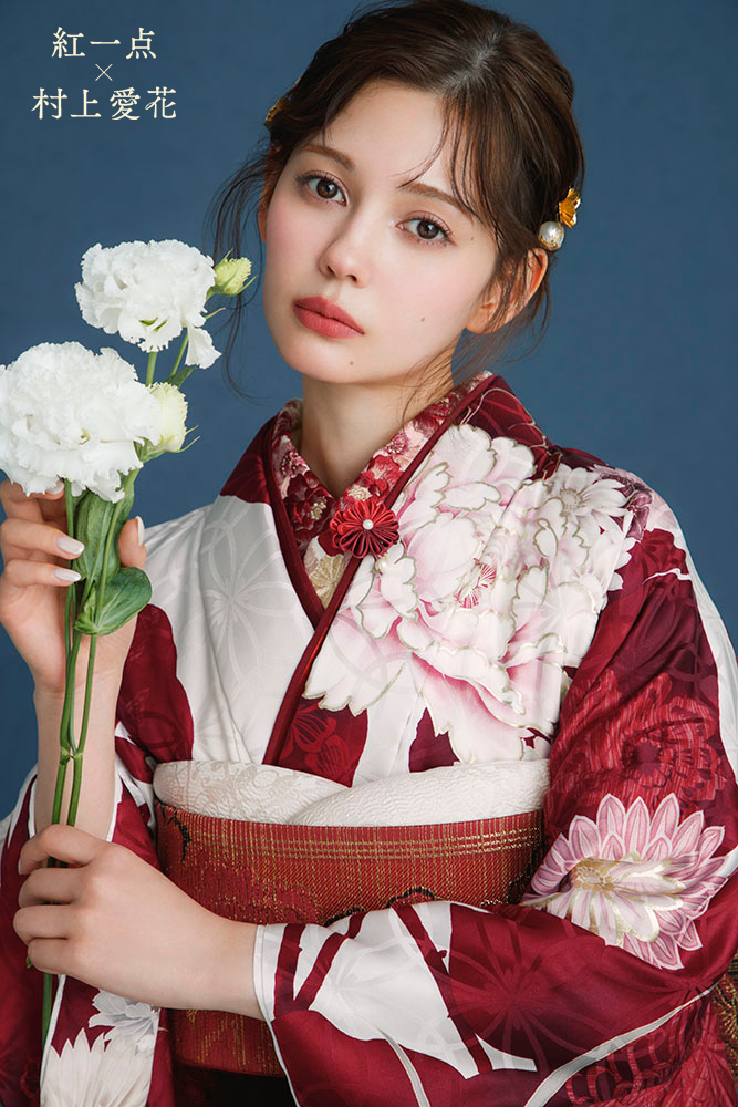 村上愛花 大胆牡丹が個性的な赤白のバイカラーの振袖の画像 2枚目