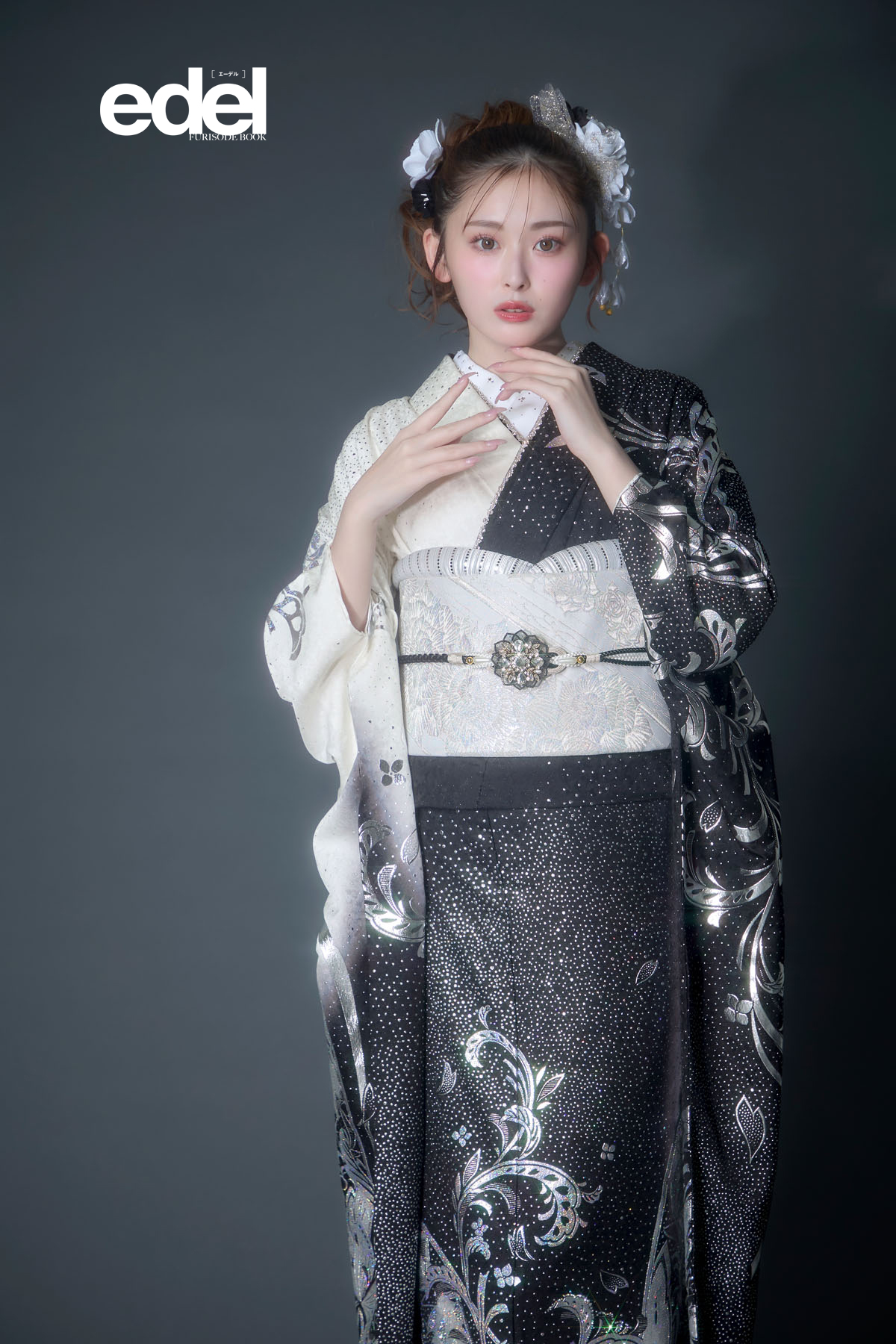 ゆうちゃみ 白と黒の片身代わりに蝶が舞うモードな煌めきの振袖の画像 3枚目