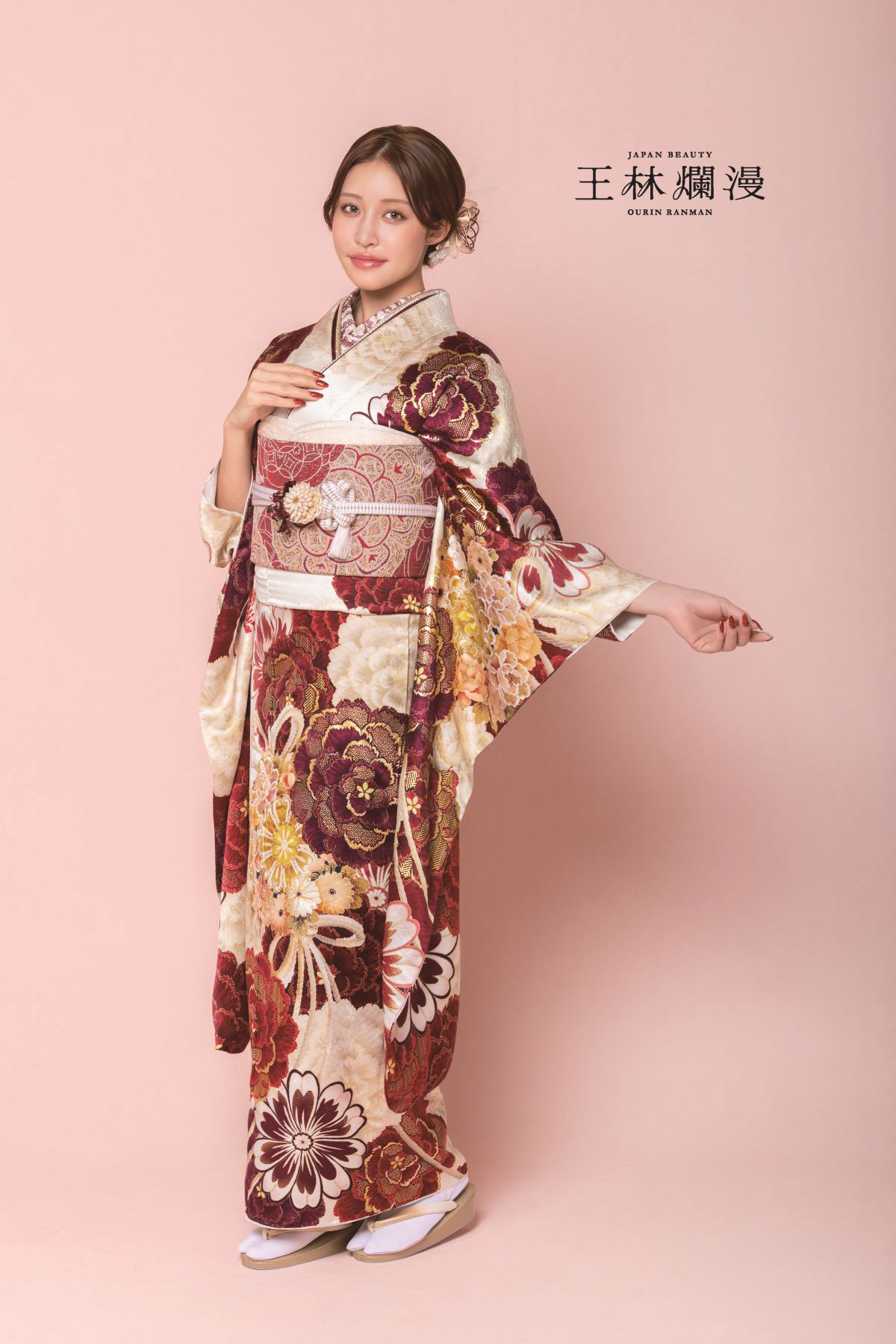 王林 白地にワインレッドの牡丹と桜が彩る華やかさの振袖の画像 2枚目