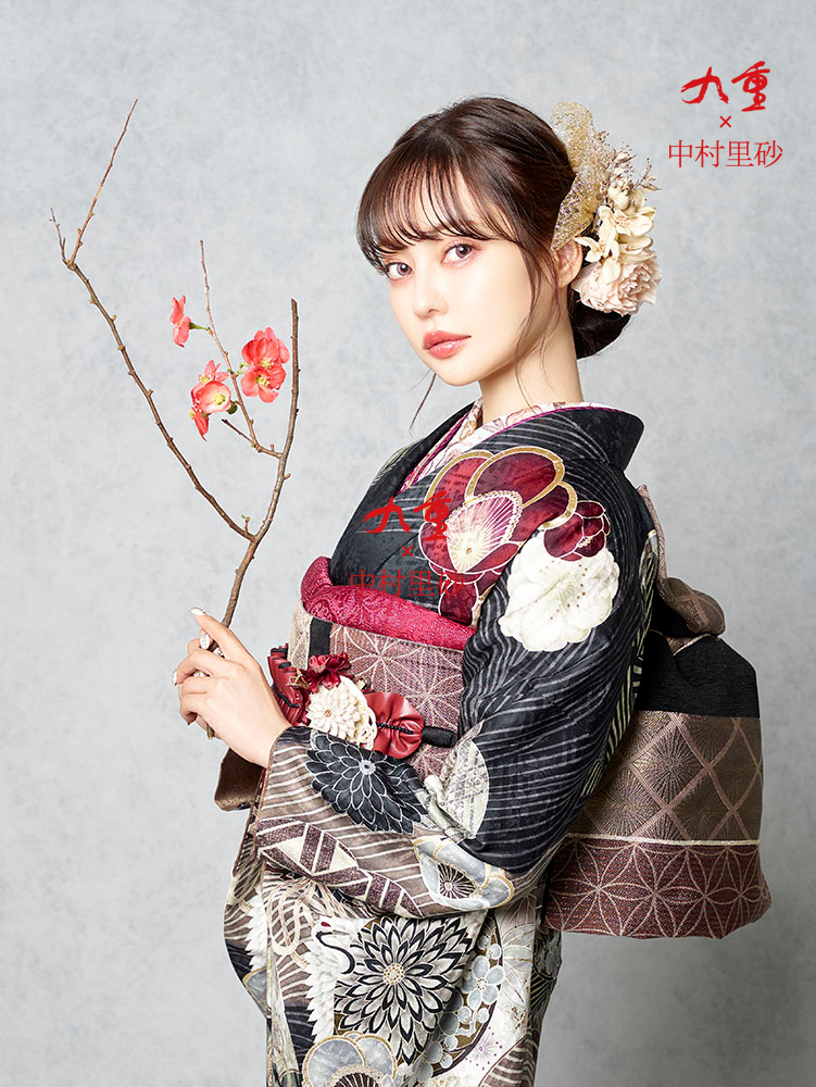 中村里砂 紅白の椿が優雅に映える洗練された黒の振袖の画像 2枚目