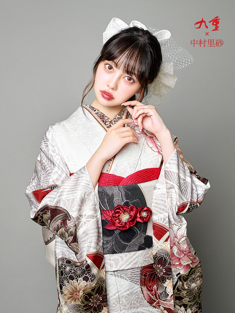 中村里砂 桜と椿が華やかに咲き誇る銀彩の白の振袖の画像 2枚目