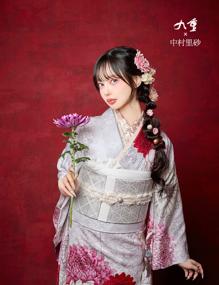 中村里砂 薄紫に菊が優しく咲き重なる淡色の美しさの振袖の画像 2枚目